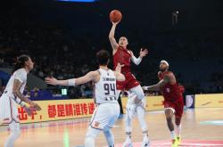 九游体育登录-北京男篮后卫突破得分，帮助球队赢球