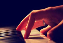 球场一幕回顾：球员飞奔投篮，观众欢呼