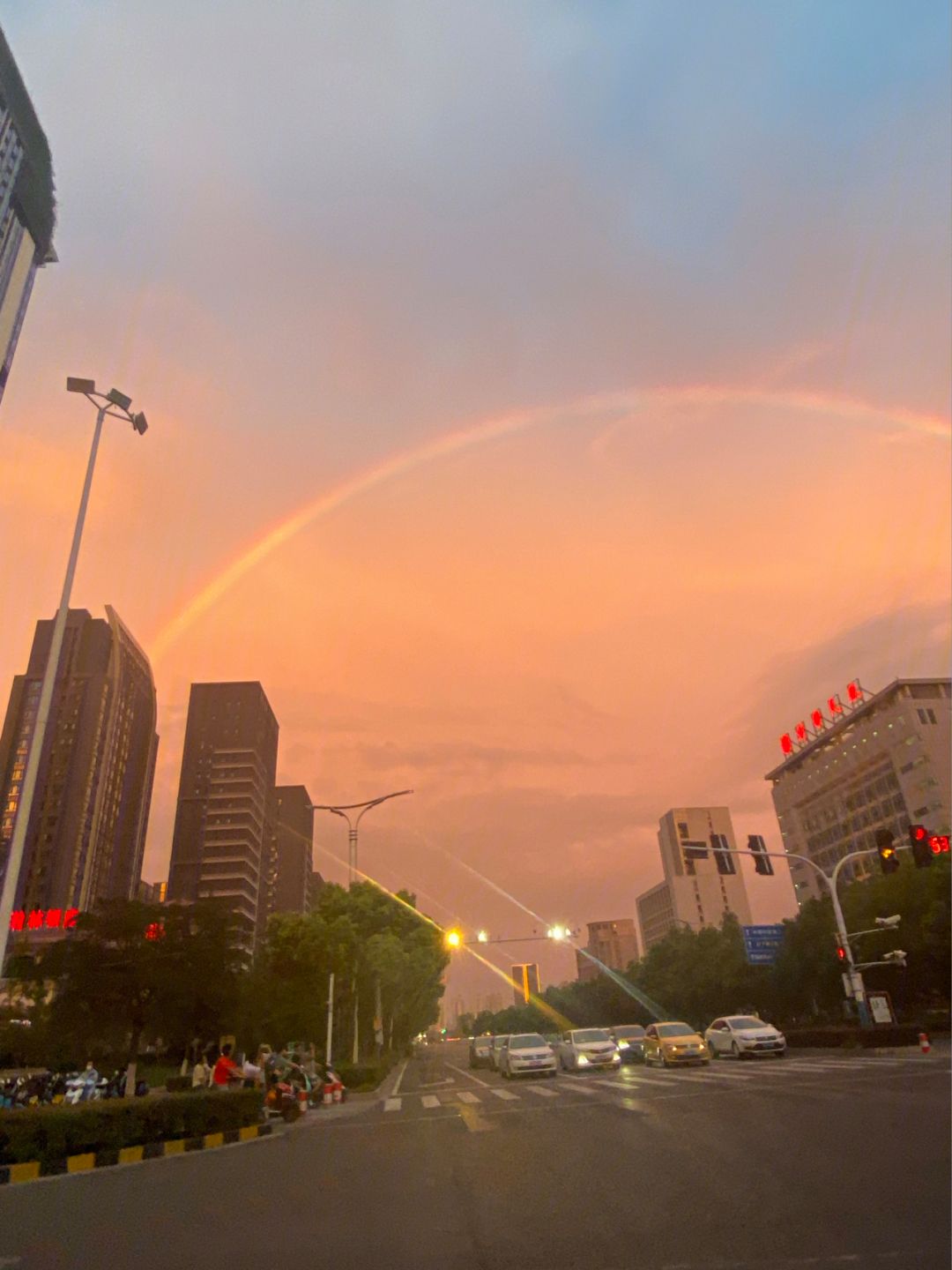 包含暴风雨前的宁静，冠军渐现光芒的词条
