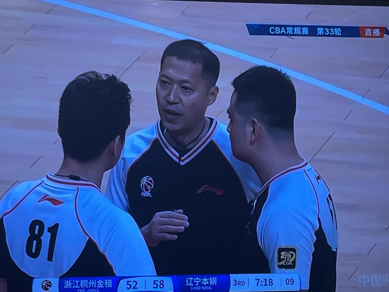 -传奇教练突然宣布引退，球队惊讶不已
