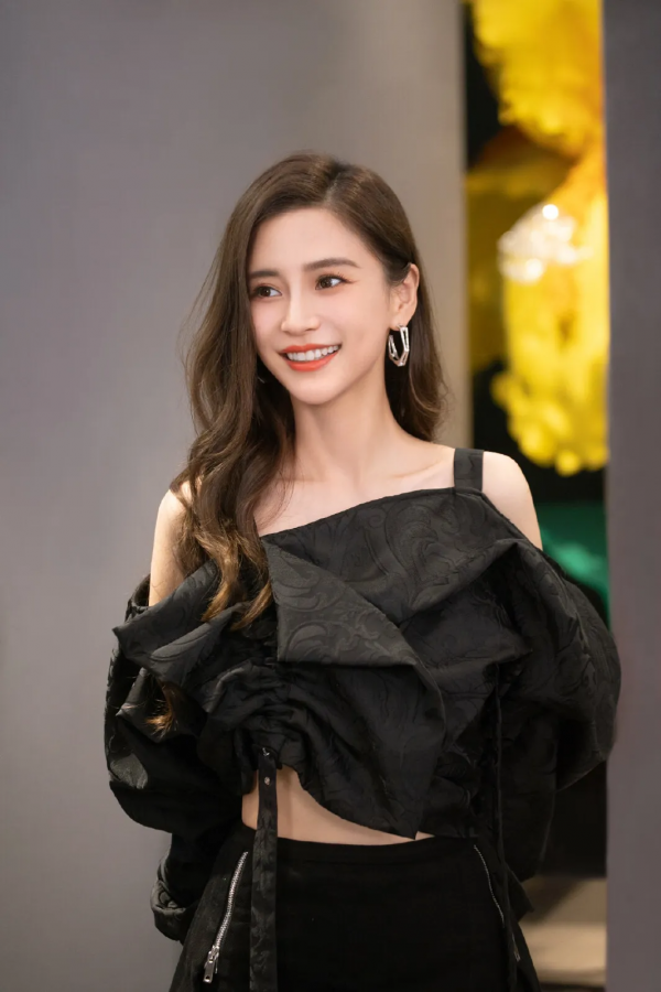 俄罗斯球队新晋明星崭露头角，成为焦点人物