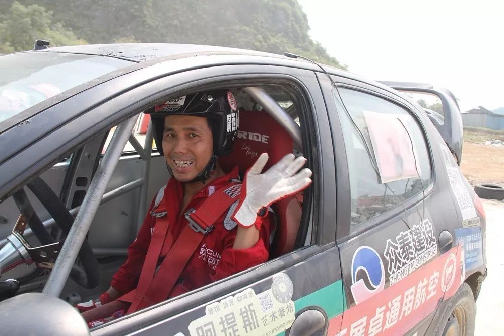 激战球队缠斗,彰显运动精神 激战球队缠斗,彰显运动精神