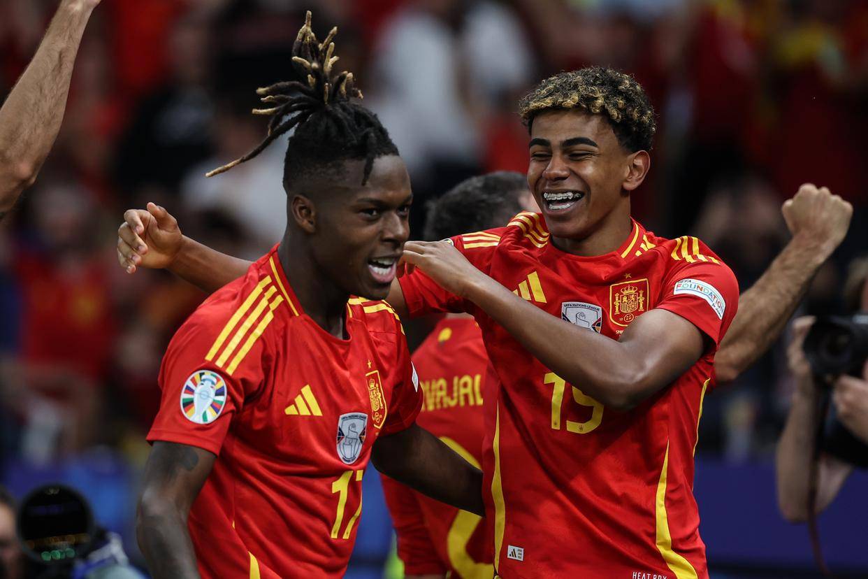 西班牙队在半决赛中获得胜利 西班牙队在半决赛中获得胜利