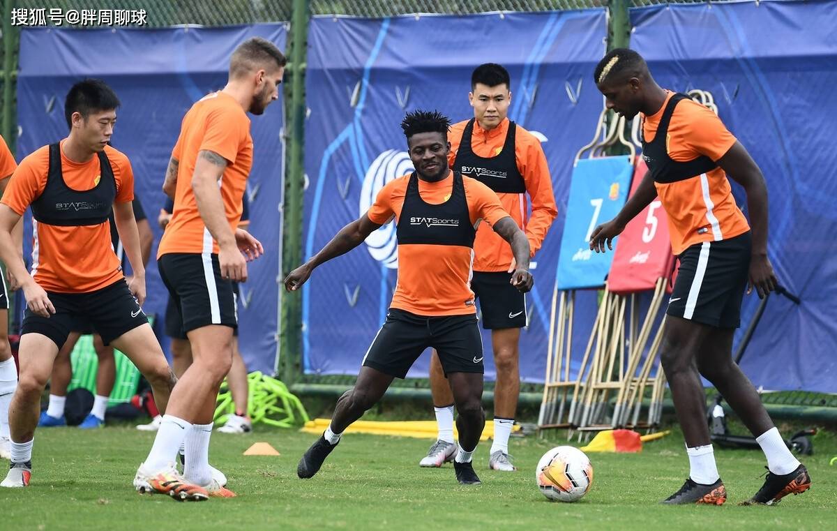 重庆当逆袭武汉卓尔，全力争胜